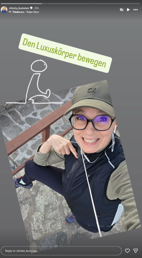 Christa Kummer zeigt sich beim Sport in ihrer Instagram-Story und schreibt dazu „Den Luxuskörper bewegen“.