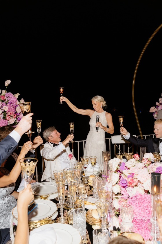 Christine Wild stößt bei ihrer Hochzeit auf Capri mit den Gästen an