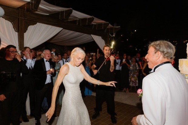 Christine Wild tanzt bei ihrer Hochzeit auf Capri, während David Garrett Violine spielt