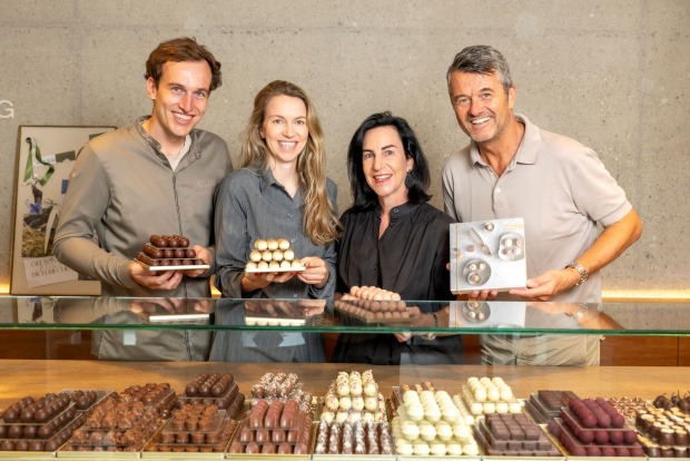 Familie Berger mit Pralinen.
