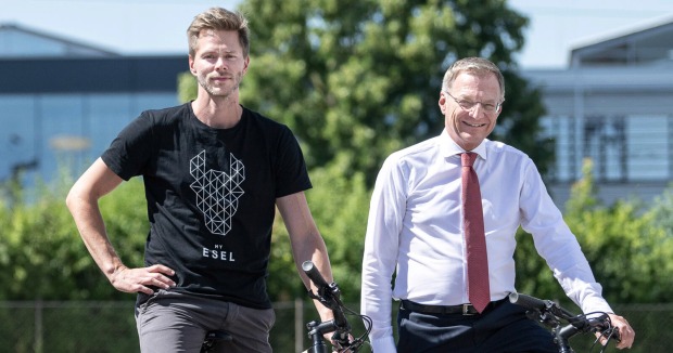 Landeshauptmann Thomas Stelzer beim Besuch des esel-Pionierunternehmens