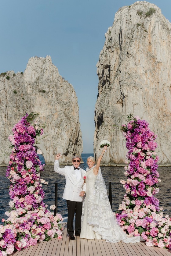 Hans-Peter Wild und Christine Wild bei ihrer Hochzeit vor den Faraglioni-Felsen auf Capri
