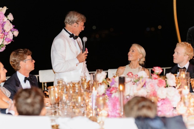 Hans-Peter Wild bei seiner Hochzeitsfeier mit Gästen auf Capri