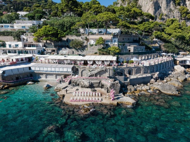 Felskulisse auf Capri/ Hans-Peter Wild und Christine Wild feiern ihre Traumhochzeit auf Capri