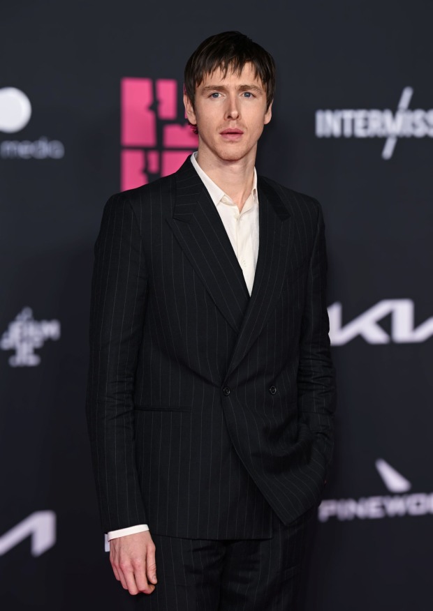 Harris Dickinson im dunklen Nadelstreifanzug. Der britische Schauspieler wird als möglicher Kandidat für den nächsten James Bond gehandelt.