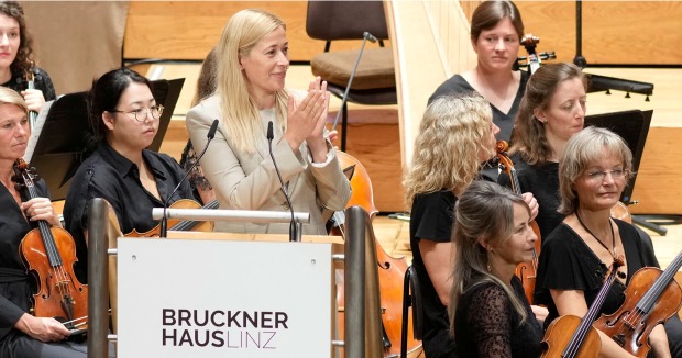 Starker Auftritt: Kulturstadträtin Doris Lang-Mayerhofer macht Kultur in Linz sichtbar und erlebbar. Das Brucknerhaus wird im Kulturherbst zum Ort für Begegnung, Impulse und nachhaltige Strahlkraft.