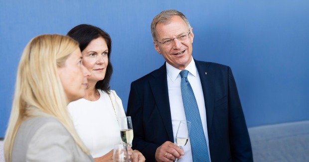 Kultur macht Kasse: Brucknerfest 2024 mit Doris Lang-Mayerhofer, Bettina Stelzer-Wögerer und Landeshauptmann Thomas Stelzer. Kultur stärkt Tourismus, Gastronomie und den Wirtschaftsstandort Linz.