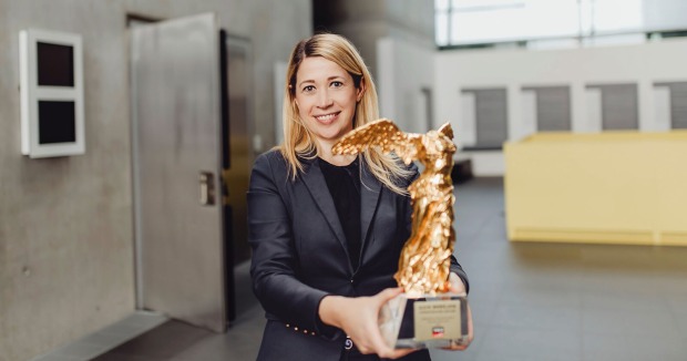Goldener Moment bei der Ars Electronica: Die Goldene Nica gilt als „Oscar der Medienkunst“ und ist die höchste Auszeichnung des Prix Ars Electronica. In den Händen der Linzer Kulturstadträtin symbolisiert sie ein Ressort, das Kunst, Kreativität und internationale Strahlkraft verbindet.
