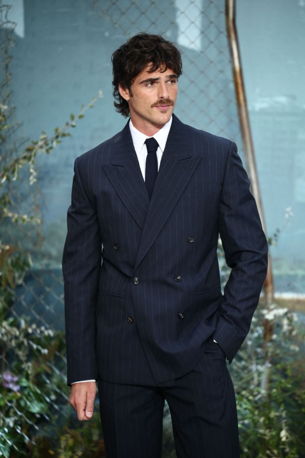 Jacob Elordi im dunklen Anzug. Der australische Schauspieler wird als möglicher Kandidat für die Rolle des nächsten James Bond gehandelt.
