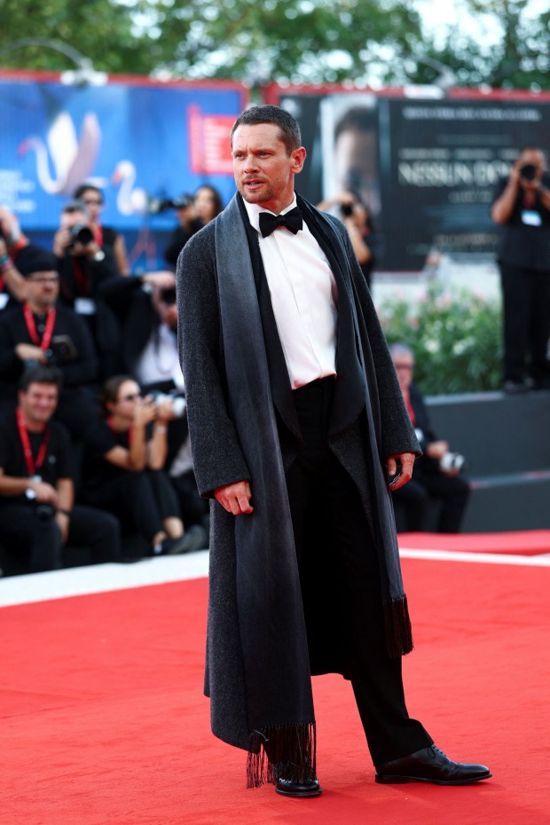 Jack O'Connell im Smoking auf dem roten Teppich. Der britische Schauspieler zählt zu den Kandidaten für die Rolle des nächsten James Bond.