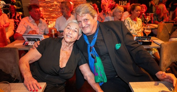 Jazz Gitti und Dieter Chmelar zeigen sich bei der Premiere von „The Sound of Strobl“ in Wien auf Kuschelkurs.