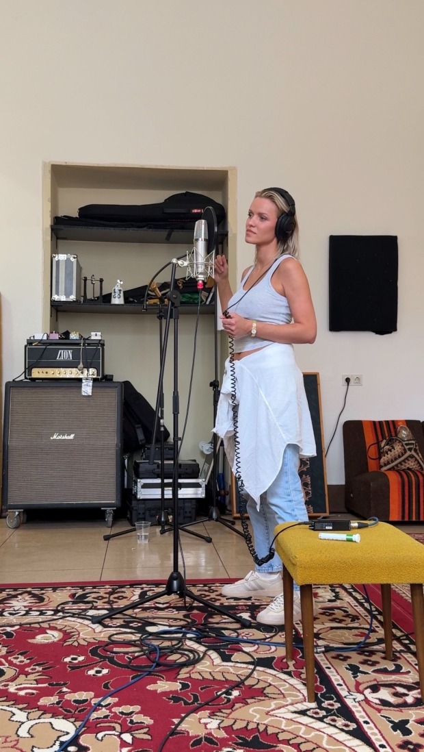 Sängerin nimmt im Wohnzimmer einen Song auf