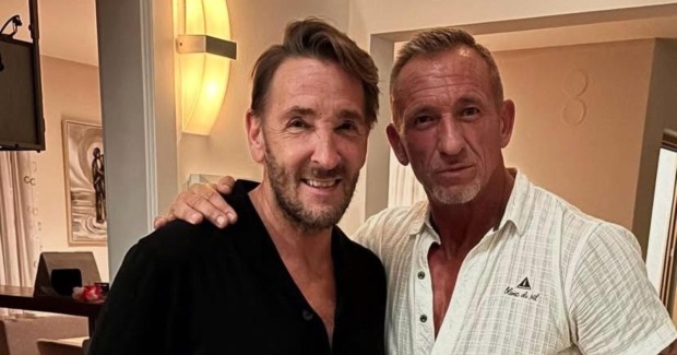Mark Keller gemeinsam mit einem Kollegen bei den Dreharbeiten zum Thriller „KNOCK AT 8“.
