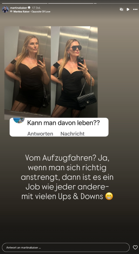Martina Kaiser posiert im schwarzen Kleid im Aufzug und beantwortet auf Instagram die Fanfrage „Kann man davon leben?“.