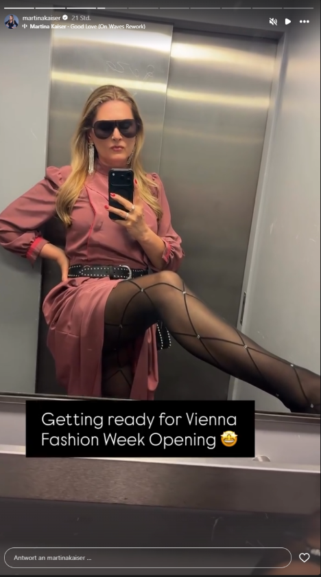 Martina Kaiser präsentiert in ihrer Instagram-Story ihre gemusterten Strümpfe und ihre ungewöhnliche Fahrstuhl-Pose.