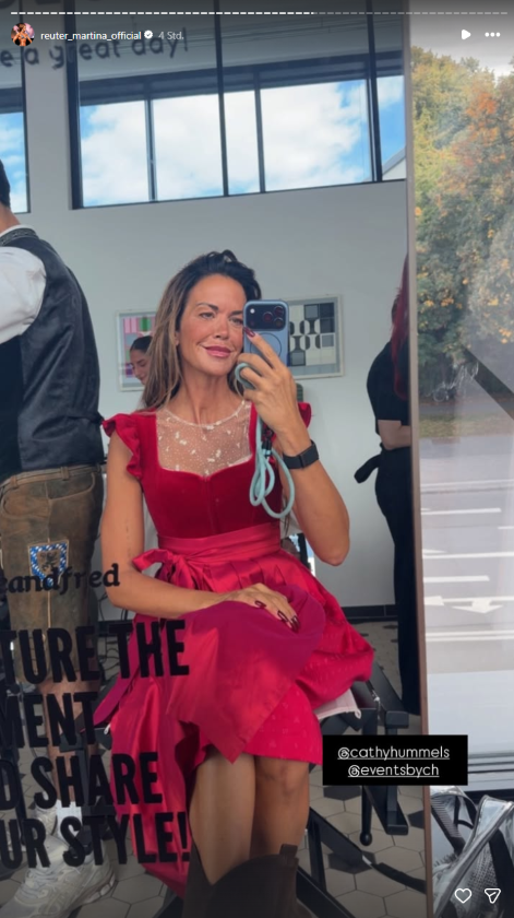 Martina Reuter zeigt sich im roten Dirndl bei ihrem Besuch auf dem Münchner Oktoberfest.