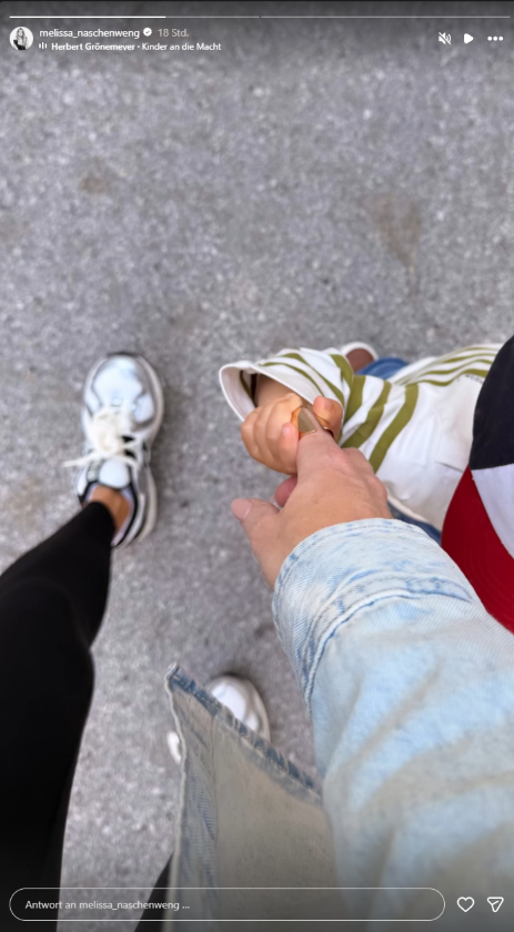 Melissa Naschenweng hält in ihrer Instagram-Story die Hand eines Kindes, das ihren Finger umfasst.