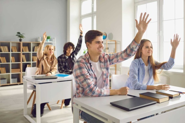 Schüler melden sich im Unterricht und arbeiten aktiv mit