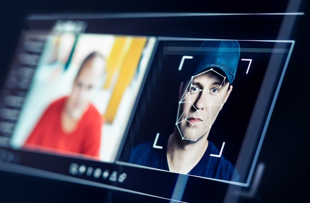 Nahaufnahme eines Bildschirmes, auf dem biometrische Daten eines jungen Mannes erfasst werden
