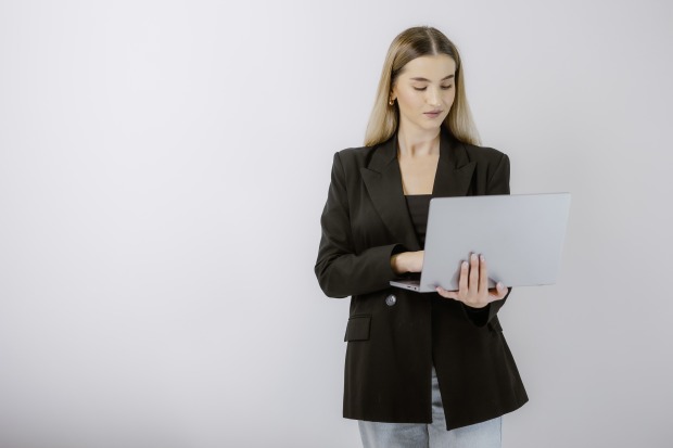 Frau die einen Laptop bedient | Credit: Sandu Herta/Shutterstock