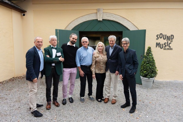 Die Schauspieler bei der Eröffnung. Auch andere Menschen sind mit am Bild.