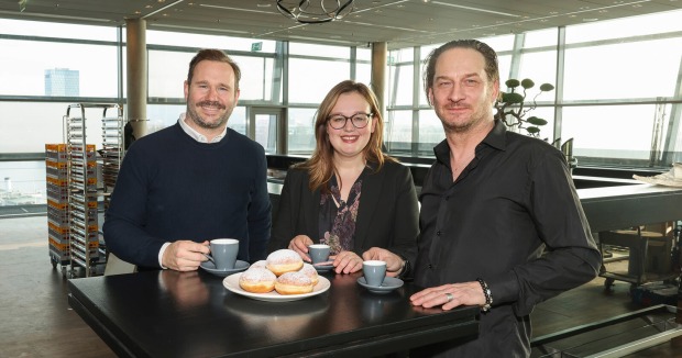 Merima Zukan mit Alexander Heuschober und Marco Luckner in einer Linzer Gastronomie-Location