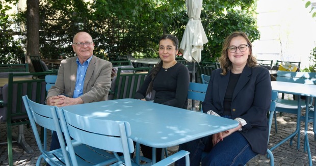 Merima Zukan mit Georgios Nikolaidis und Helen Qasem im Gastgarten des Orpheus in Linz