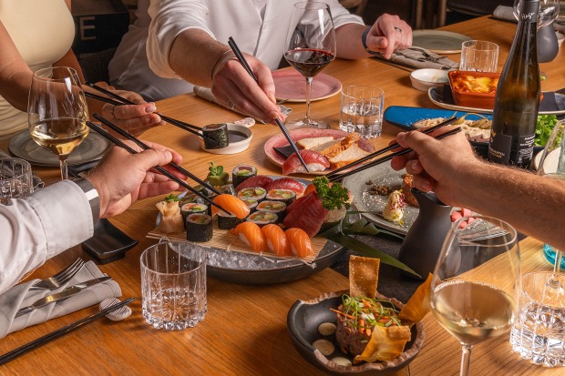 Gesellige Runde beim gemeinsamen Sushi-Essen | Credit: &amp;Social