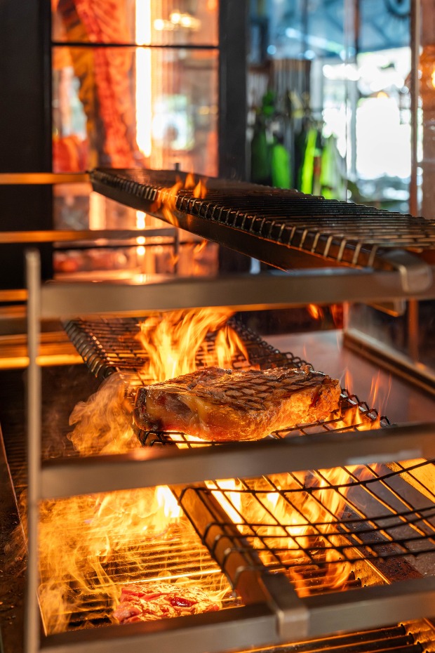 Offener Grill in Lokal | Credit: &amp;Social