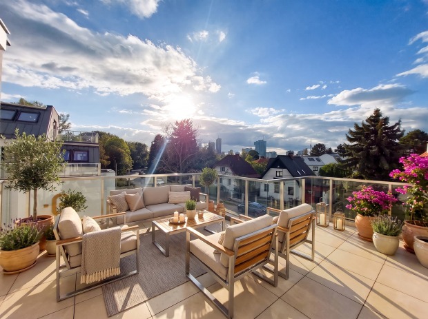 Terrasse mit herrlichem Ausblick | Credit: AI-generiert/Echtfotos mit virtueller Möblierung/Glorit Bausysteme