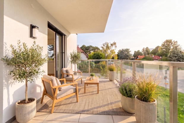 Terrasse mit herrlichem Ausblick | Credit: AI-generiert/Echtfotos mit virtueller Möblierung/Glorit Bausysteme