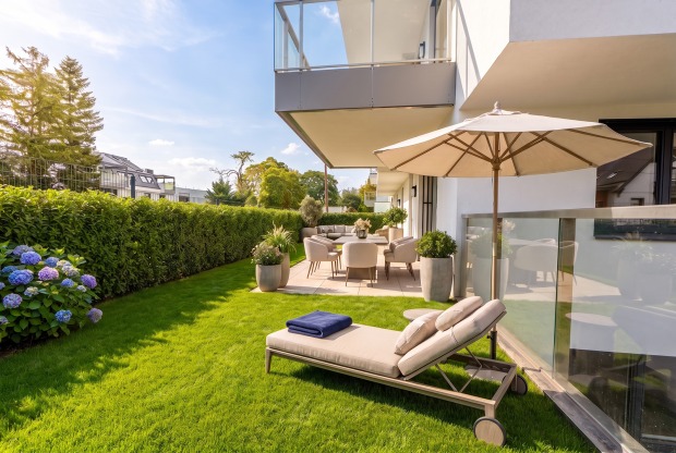 Moderne Gartenanlage | Credit: AI-generiert/Echtfotos mit virtueller Möblierung/Glorit Bausysteme
