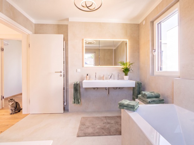 Modernes Badezimmer in hellen Farben | Credit: AI-bearbeitet/Echtfotos mit virtueller Möblierung/Glorit Bausysteme