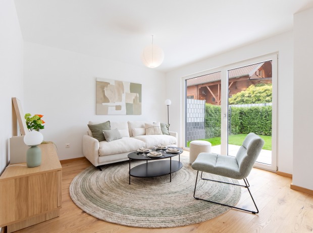Modernes Wohnzimmer in hellen Farben | Credit: Hochwertige Markenausstattung in allen Räumen | Credit: AI-bearbeitet/Echtfotos mit virtueller Möblierung/Glorit Bausysteme