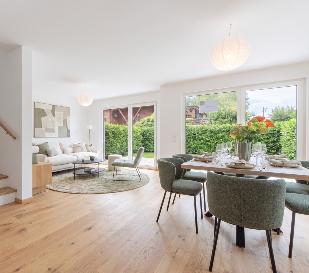Modernes Wohnzimmer in hellen Farben | Credit: AI-bearbeitet/Echtfotos mit virtueller Möblierung/Glorit Bausysteme