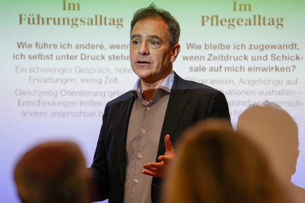 Vortragender bei einer Veranstaltung | Credit: Hilfswerk Salzburg
