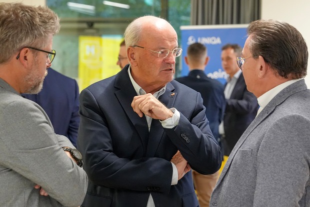 Männliche Teilnehmer einer Veranstaltung im Austausch | Credit: Hilfswerk Salzburg