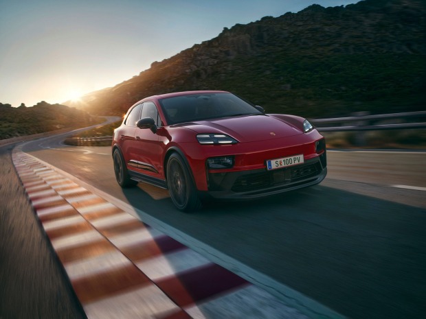 Rotes Porsche-Modell in Fahrt | Credit: Porsche/Anke Luckmann