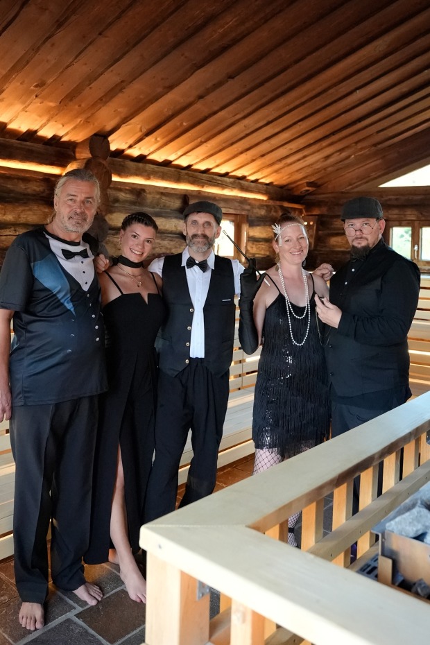 Show-Aufguss „Golden 20s“ mit Anja Pöll und Team in der Panorama-Sauna | Credit: Therme Loipersdorf