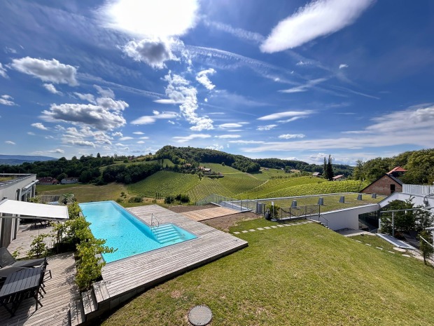 Modernes Haus im Grünen mit Pool | Credit: TOP Living