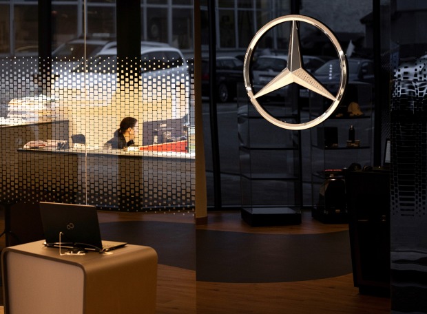 Weiblicher Lehrling im Office eines Mercedes-Benz Betriebs | Credit: Sintwerk GmbH