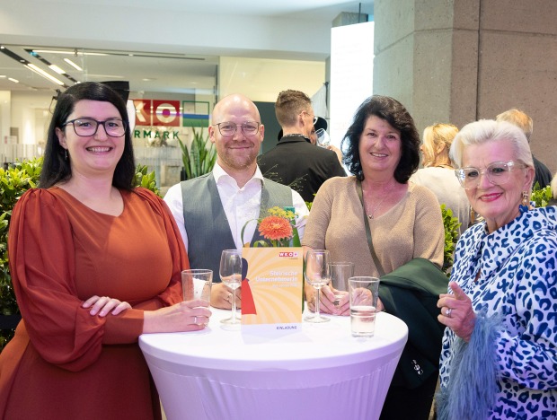 Katrin Golser (Nominierte/„Beste Neugründerin“) mit Ehemann, Mutter und Ulli Glettler | Credit: Klaus Morgenstern