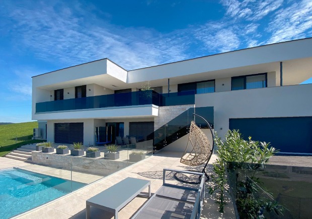 Modernes Wohnhaus mit Pool | Credit: Ziegelwerk Eder/Britta Jagsich