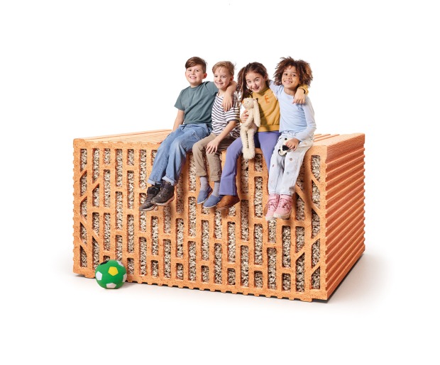 Kinder sitzen auf einem Ziegelblock | Credit: Ziegelwerk Eder