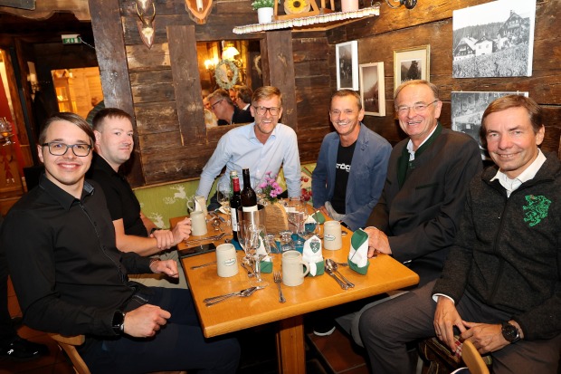 Gruppenbild am Wirtshaustisch sitzend