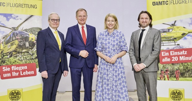 Karl Pramendorfer, Thomas Stelzer, Christine Haberlander und Marco Trefanitz bei der Vorstellung des geplanten 24/7-Flugrettungsbetriebs.
