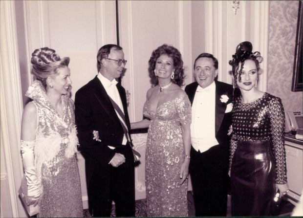 Christina Lugner 1995 mit Sophia Loren und Richard Lugner bei einem glamourösen Society-Abend.