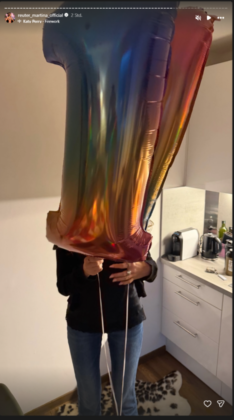 Martina Reuter zeigt auf Instagram einen großen, schimmernden Zahlenballon zum 17. Geburtstag ihrer Tochter.