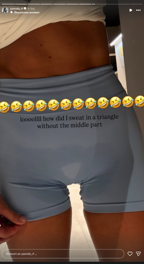 Fitness-Influencerin Pamela Reif zeigt in ihrer Instagram-Story einen ungewöhnlichen dreieckigen Schweißfleck im Schritt ihrer hellblauen Sporthose.