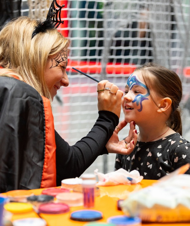 Mädchen wird für Halloween geschminkt | Credit: Q19 Shopping Center GmbH